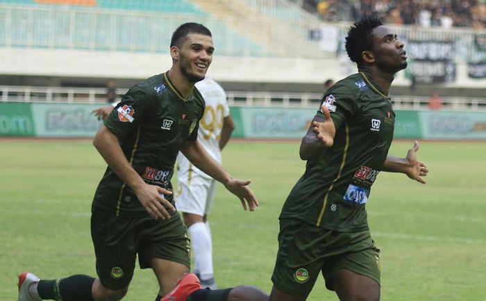 Selebrasi penyerang PS Tira Persikabo, Osas Saha (kanan), setelah mencetak gol ke gawang PSS Sleman pada pekan ke-15 Liga 1 2019 di Stadion Pakansari, Cibinong, Kabupaten Bogor, Senin (19/8/2019).