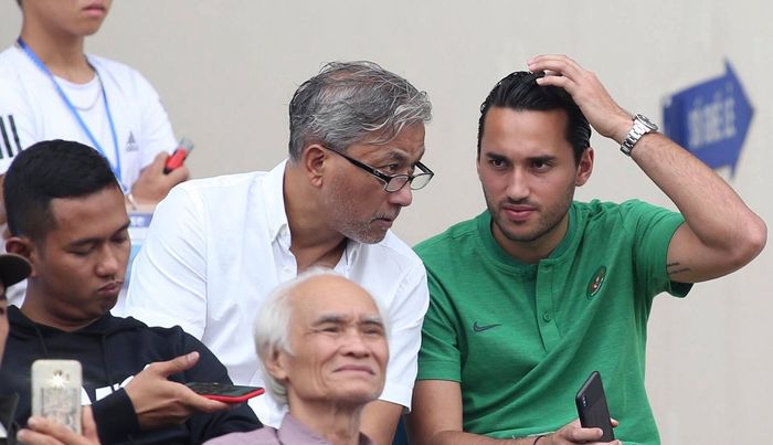 Ezra Walian berada di bangku penonton saat laga timnas U-23 Indonesia Vs Thailand