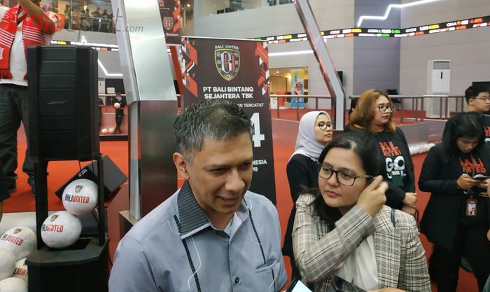 PLT Ketum dan Sekjen PSSI, Iwan Budianto serta Ratu Tisha Destria saat menjawab pertanyaan wartawan di Bursa Efek Indonesia, Jakarta, Senin (17/6/2019).