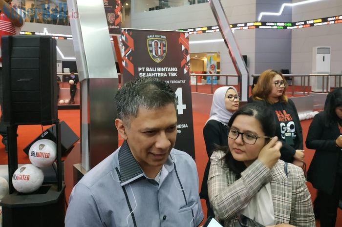 PLT Ketum dan Sekjen PSSI, Iwan Budianto serta Ratu Tisha Destria saat menjawab pertanyaan wartawan di Bursa Efek Indonesia, Jakarta, Senin (17/6/2019).