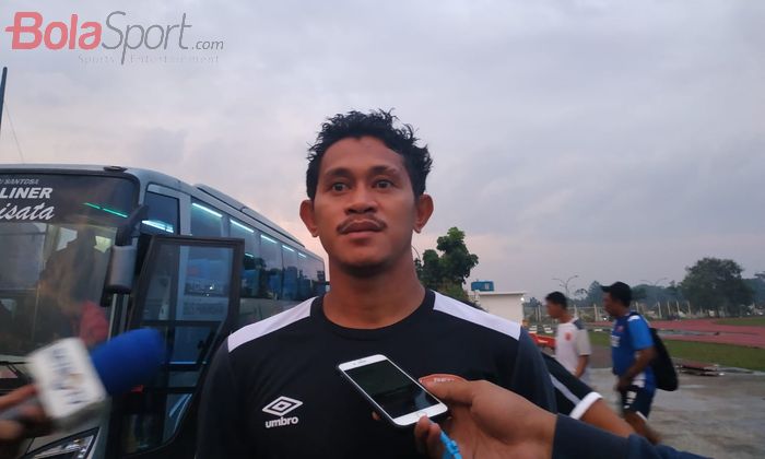 Gelandang PSM Makassar, Rizky Pellu menjawab pertanyaan wartawan di sekitaran Stadion Pakansari, Kabupaten Bogor, Senin (1/4/2019).