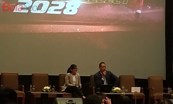Sekjen PSSI dan Direktur pengembangan SuperSoccer TV, Ratu Tisha Destria serta Mirwan Sumarso, di Hotel Sultan, Jakarta, Jumat (17/5/2019). 