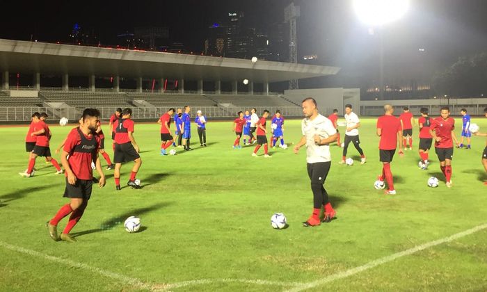 Pemain timnas Indonesia sedang melakukan latihan pada hari pertama TC di bawah pelatih Shin Tae-yong, Jumat (15/2/2020) di Stadion Madya, Senayan, Jakarta.