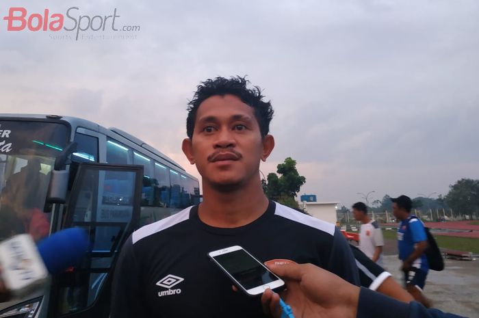 Gelandang PSM Makassar, Rizky Pellu menjawab pertanyaan wartawan di sekitaran Stadion Pakansari, Kabupaten Bogor, Senin (1/4/2019).