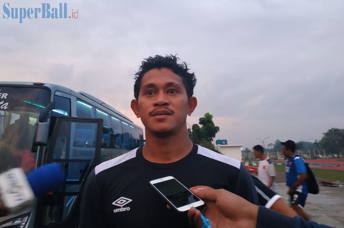 Gelandang PSM Makassar, Rizky Pellu menjawab pertanyaan wartawan di sekitaran Stadion Pakansari, Kabupaten Bogor, Senin (1/4/2019).