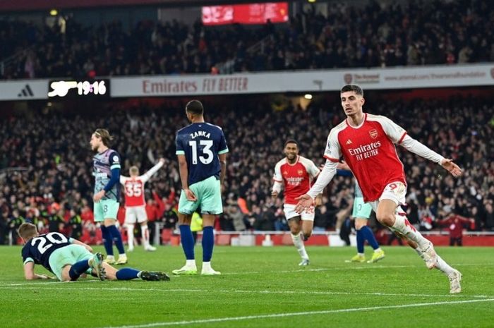 Gelandang Arsenal Kai Havertz (kanan) selebrasi gol ke gawang Brentford dalam Liga Inggris di Stadion Emirates, London, 9 Maret 2024.