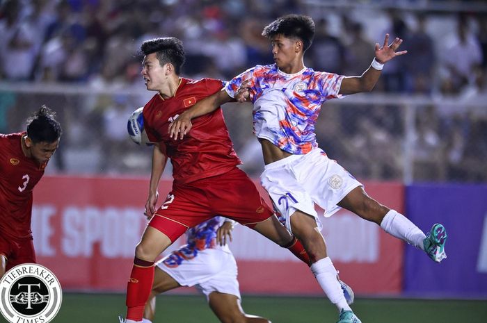 Pemain Vietnam dan Filipina berebut bola dalam laga Kualifikasi Piala Dunia 2026 di Manila, 16 November 2023.