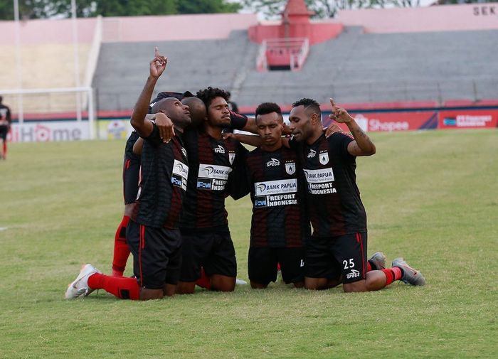 Pemain Persipura Jayapura melakukan selebrasi usai Titus Bonai mencetak gol saat laga melawan Persela Lamongan pada pekan ke-18 Liga 1 2019.