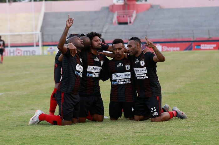 Pemain Persipura Jayapura melakukan selebrasi usai Titus Bonai mencetak gol saat laga melawan Persela Lamongan pada pekan ke-18 Liga 1 2019.