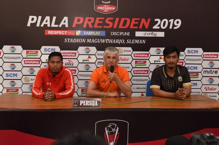 Pemain dan pelatih Persija Jakarta yakni Tony Sucipto (paling kiri) dan Ivan Kolev (tengah) saat memberikan keterangan pers, Kamis (7/3/2019).