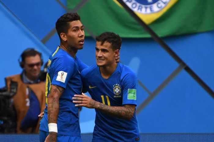 Roberto Firmino (kiri) dan Philippe Coutinho saat membela timnas Brasil di Piala Dunia 2018 (22/6/2018). Kini mereka absen di Piala Dunia 2022.