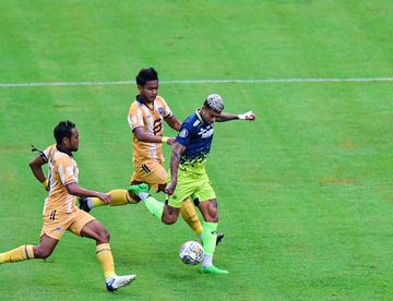 Pemain Persib Bandung, Ciro Alves dalam laga uji coba melawan FC Bekasi City di Stadion Gelora Bandung Lautan Api (GBLA), Bandung, Jawa Barat, Sabtu (12/11/2022).
