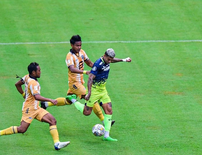 Pemain Persib Bandung, Ciro Alves dalam laga uji coba melawan FC Bekasi City di Stadion Gelora Bandung Lautan Api (GBLA), Bandung, Jawa Barat, Sabtu (12/11/2022).