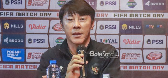 Pelatih timnas Indonesia, Shin Tae-yong, saat sedang memberikan keterangan kepada awak media dalam sesi jumpa pers di Hotel Ibis, Bandung, Jawa Barat, 31 Mei 2022.