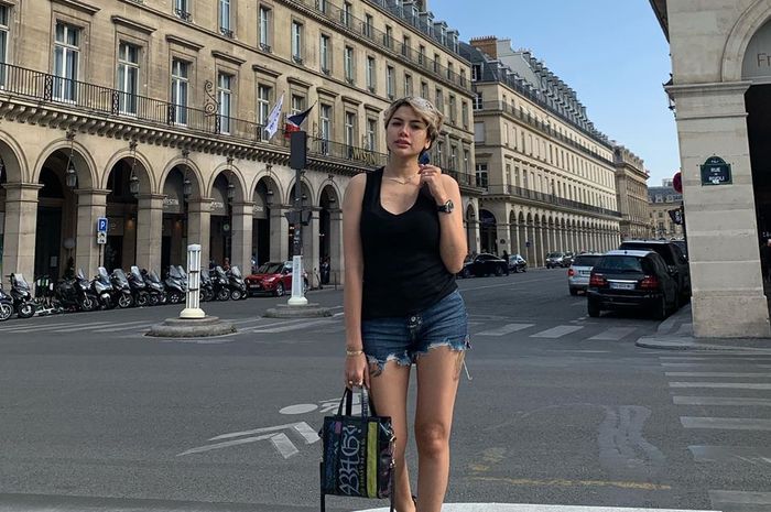 Nikita Mirzani liburan di Paris