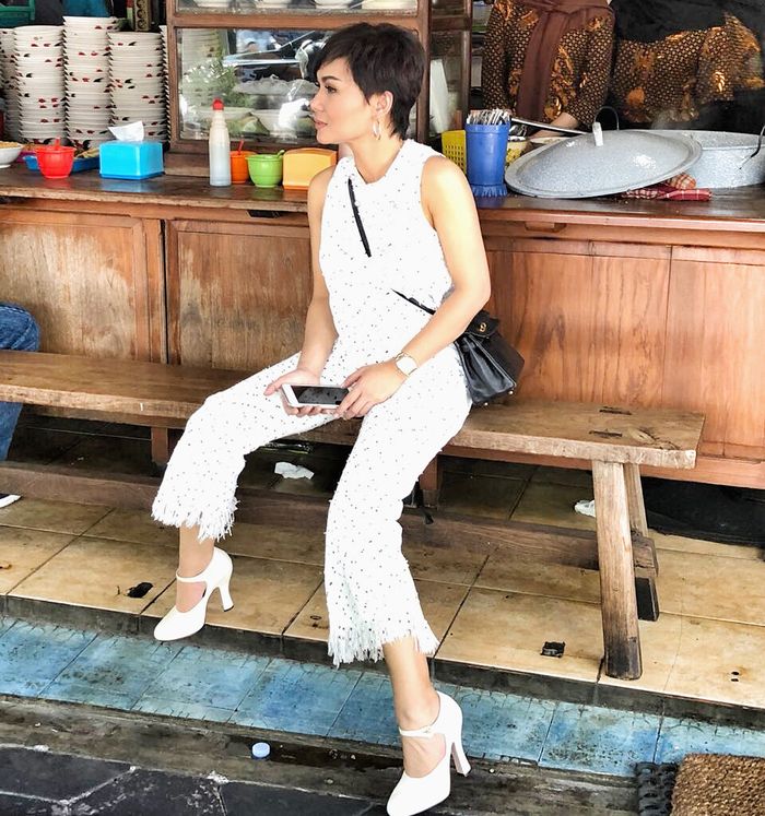 Penampilan modis dan mewah Yuni Shara pakai tas branded harga fantastis di warung soto