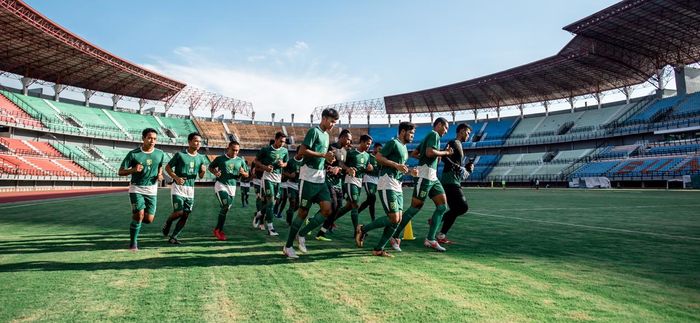 Para pemain Persebaya berlari keliling lapangan sebelum memulai latihan perdana selama Ramadhan di Stadion Gelora Bung Tomo, Surabaya, pada 7 Mei 2019.