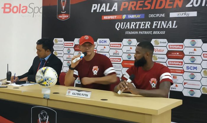 Pelatih dan pemain Kalteng Putra, Gomesde Oliviera serta Rafael de Jesus Bonfim saat memberikan keterangan pers pasca laga kontra Persija Jakarta, Kamis (28/3/2019). 
