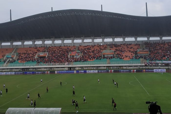 Suasana pertandingan antara Tira Persikabo kontra Persija Jakarta pada leg pertama 16 besar Piala Indonesia 2018 di Stadion Pakansari, Kabupaten Bogor, Minggu (17/2/2019).