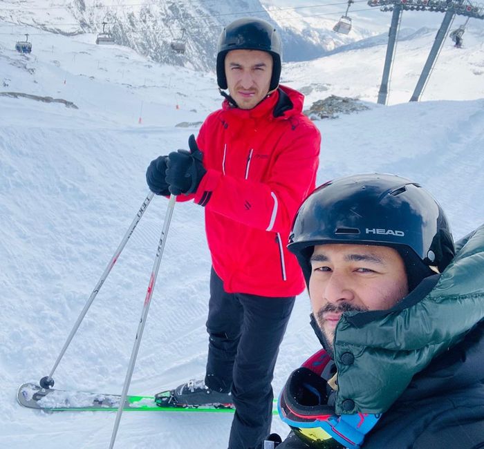 Raffi Ahmad Nyaris Jatuh ke Jurang Saat Main Ski di Swiss