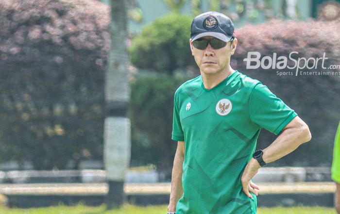 Pelatih timnas U-19 Indonesia, Shin Tae-yong, sedang memantau para pemainnya berlatih di Lapangan Yonif 202 Tajimalela, Bekasi, Jawa Barat, 5 Juli 2022.