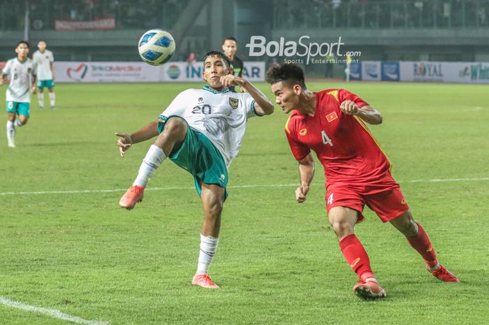 Pemain Timnas U-19 Indonesia, Razzaa Fachrezi Aziz (kiri), dibayangi pilar Timnas U-19 Vietnam bernama Vu Van Son di Stadion Patriot Candrabhaga, Bekasi, Jawa Barat, 2 Juli 2022.