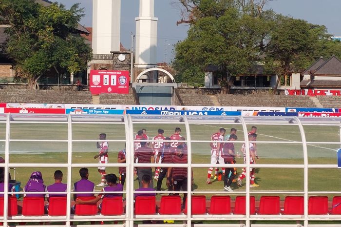 Cooling break pada babak pertama Persis Solo vs Arema FC di Stadion Sriwedari, Solo, Minggu (30/7/2023).