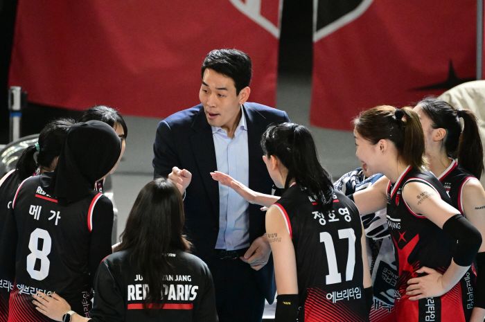 Liga Voli Korea – Gimik Pelatih Red Sparks Bawa Boneka Saat Umumkan Megawati Masih Jadi Andalannya Musim depan