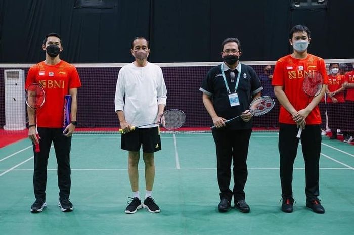Hendra Setiawan bersama Ketua Umum PBSI, Agung Firman Sampurna bermain melawan Presiden Jokowi dan Jonatan Christie usai BWF World Tour Finals hari kedua, Kamis (2/12/2021) berakhir.