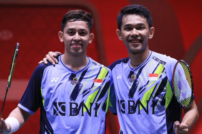 Pasangan ganda putra Indonesia, Fajar Alfian/Muhammad Rian  Ardianto, berpose setelah memenangi laga pertama BWF World Tour Finals 2022 di Nimibutr Arena, Bangkok, Thailand, Rabu (7/12/2022).