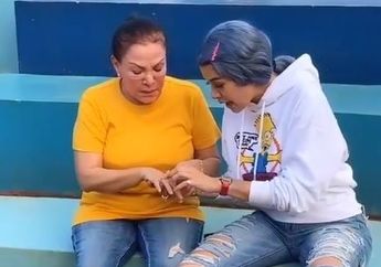 Rela Berikan Cincin Berliannya Kepada Mpok Atiek Sebagai Hadiah Spesial, Nikita Mirzani Ternyata Punya Alasan Mengharukan di Baliknya