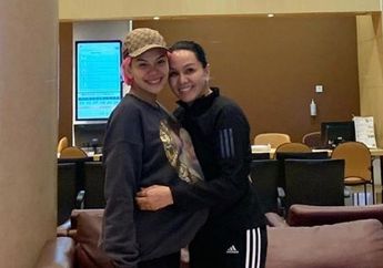 Biasa Garang Saat Nyinyir, Nikita Mirzani Teteskan Air Mata Saat Melahirkan, Warganet: 'Gue Cengeng Liat Foto ini'