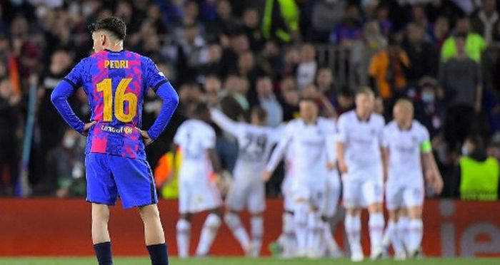 Reaksi gelandang Barcelona, Pedri, saat pemain Eintracht Frankfurt merayakan gol dalam duel Liga Europa di Camp Nou, Barcelona (14/4/2022).