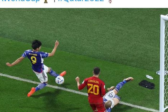Bola yang akan dioper pemain timnas Jepang, Kaoru Mitoma, telah keluar lapangan dalam laga Grup E Piala Dunia 2022 kontra timnas Spanyol di Stadion Khalifa International, Kamis (1/12/2022).