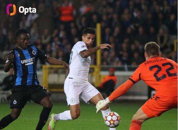 Bek Manchester City, Joao Cancelo, mencetak gol ke gawang Club Brugge pada babak penyisihan Grup A Liga Champions 2021-2022, Selasa (19/10/2021).