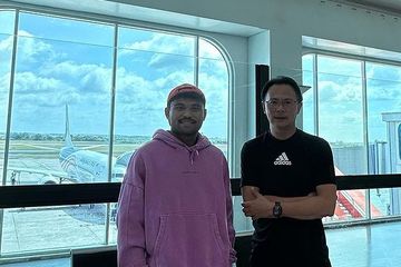 Saddil Ramdani berpisah dengan pelatih Sabah FC Ong Kim Swee (21/11/2022).