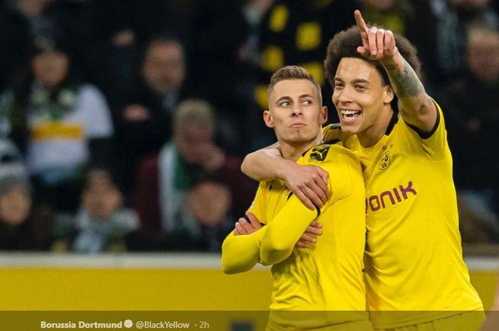 Duo pemain Borussia Dortmund, Thorgan Hazard (Kiri) dan Axel Witsel