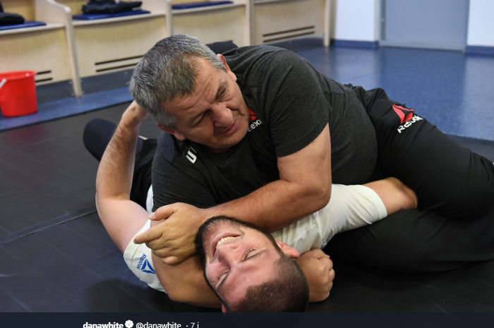 Abdulmanap Nurmagomedov (atas) dan Khabib Nurmagomedov (bawah) saat keduanya berlatih bersama. 