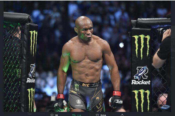 Kamaru Usman, juara kelas welter UFC, saat memasuki oktagon pada ajang UFC 268, Sabtu (6/11/2021).