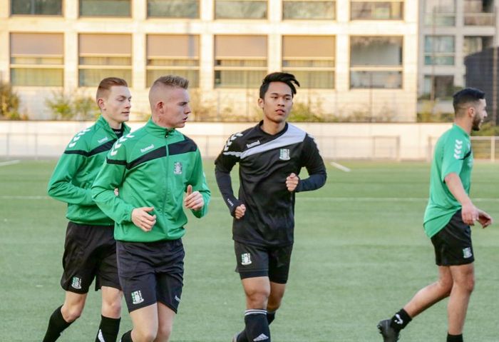 Pemain muda Indonesia, Yussa Nugraha (jersey hitam), saat menjalani latihan dengan SVV Scheveningen.