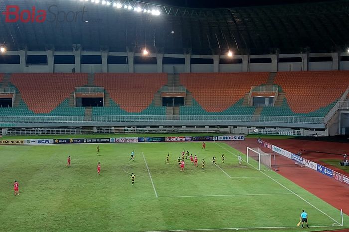 Suasana pertandingan antara Timnas U-17 Indonesia vs timnas U-17 Malaysia dalam ajang Kualifikasi Piala Asia U-17 2023 di Stadion Pakansari, Cibinong, Bogor, Minggu (9/10/2022).