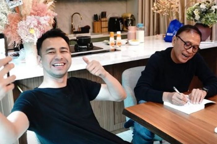 Raffi Ahmad dan ketua umum PSSI, Mochamad Iriawan.