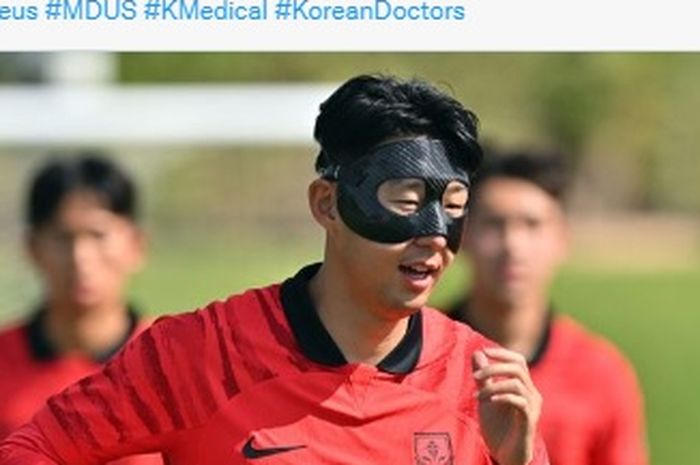 Bintang Korea Selatan, Son Heung-min, mengenakan masker untuk melindungi wajahnya yang sempat cedera. 
