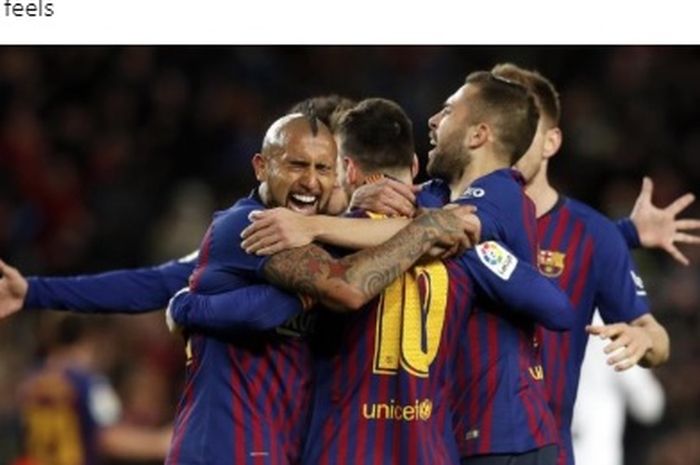 Para pemain Barcelona merayakan gol yang dicetak oleh Lionel Messi (tengah).