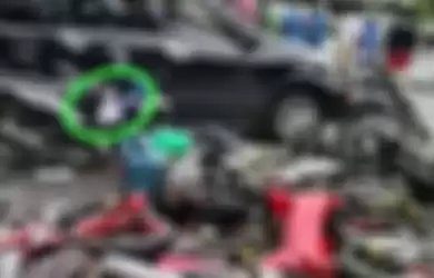 Foto kantong plasting yang masih menggantung di stang motor korban kecelakaan Balikpapan menjadi sorotan. Netizen nyesek tahu isinya. 