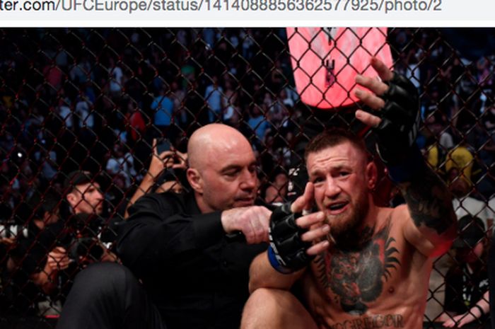 Momen komentator, Joe Rogan (kiri) mewawancarai Conor McGregor (kanan) pada UFC 264 (11/7/2021).