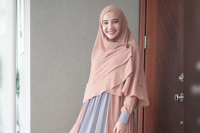  Inspirasi Baju Gamis Syar i ala Zaskia Sungkar Untuk 