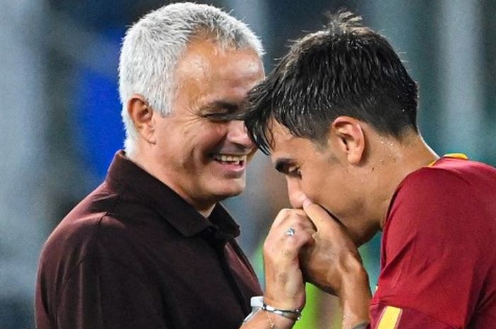 Jose Mourinho bersama Paulo Dybala dalam duel Liga Italia antara AS Roma vs Monza di Olimpico (30/8/2022).