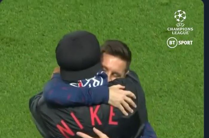 Momen pelukan hangat Lionel Messi dan Ronaldinho jelang kick-off laga PSG vs RB Leipzig di Liga Champions (19/10/2021).