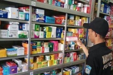 Seorang apoteker meninggal dunia setelah mencoa obat virus corona racikannya sendiri.